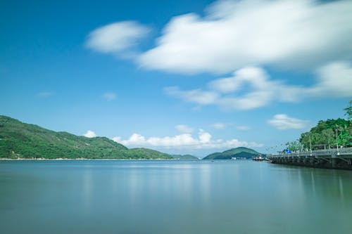 白云下的水体 · 免费素材图片