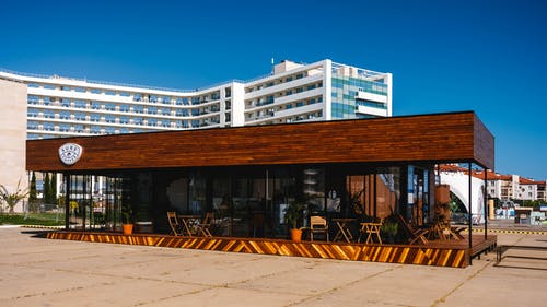 棕色木制餐厅 · 免费素材图片