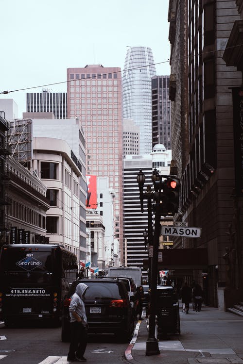 站在黑车旁边的人 · 免费素材图片