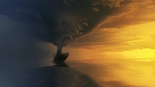 黄金时段龙卷风在水面上 · 免费素材图片