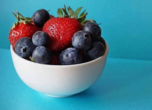 蓝莓和草莓在白色陶瓷碗 · 免费素材图片