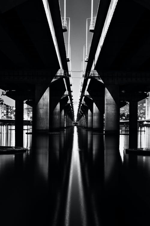 桥梁的灰度摄影 · 免费素材图片