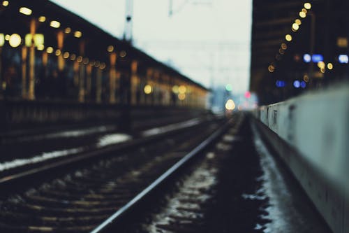 火车轨道的选择性聚焦摄影 · 免费素材图片