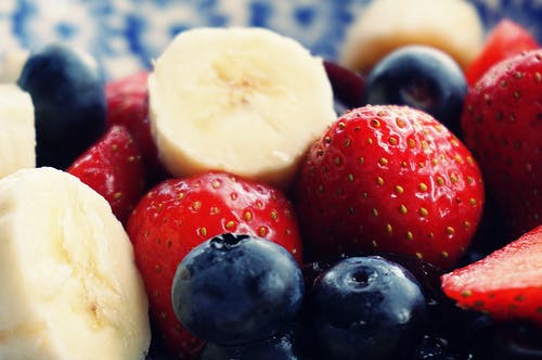 切片的草莓，香蕉和黑莓 · 免费素材图片