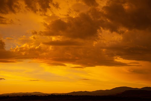 多云的天空下的日落 · 免费素材图片