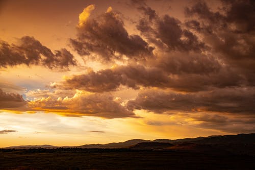 橙色夕阳与天空中的云彩 · 免费素材图片
