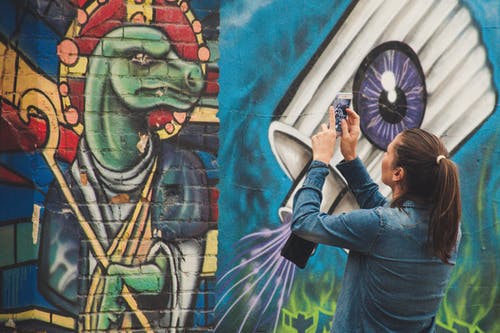 一个女人拍照的照片 · 免费素材图片