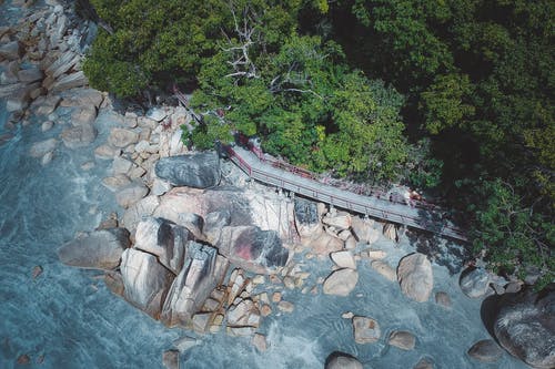 岩石海岸的鸟瞰图 · 免费素材图片