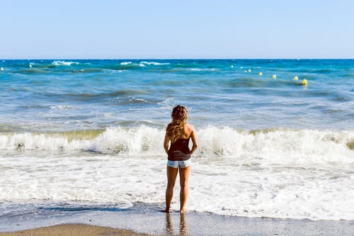 女人站在海边的照片 · 免费素材图片