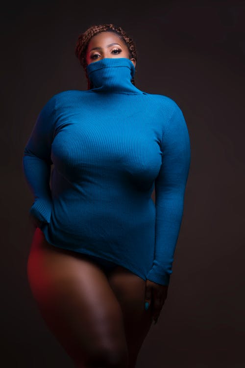 蓝色高领运动衫的女人 · 免费素材图片