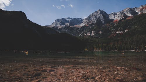 山旁的水域 · 免费素材图片