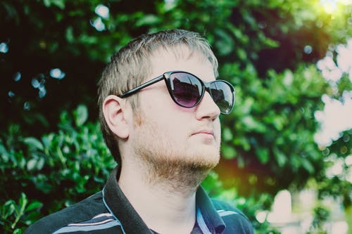 戴着黑色太阳镜和polo衫的男人 · 免费素材图片