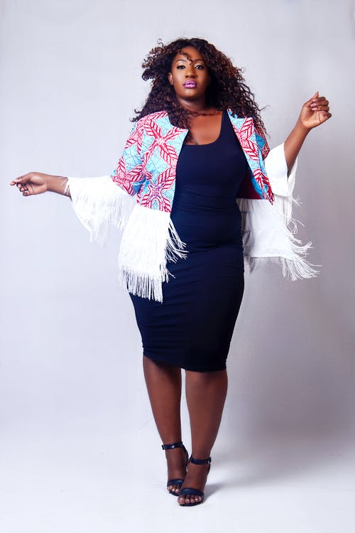 摆姿势合影的蓝色紧身连衣裙的女人 · 免费素材图片