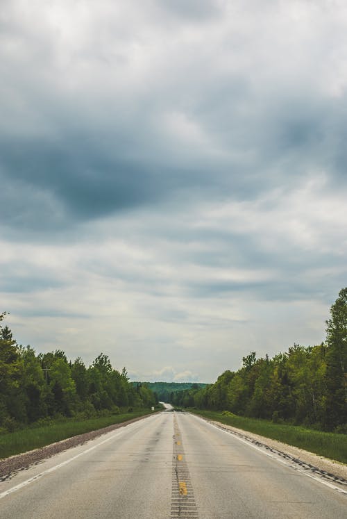 空的柏油路在多云的天空下 · 免费素材图片