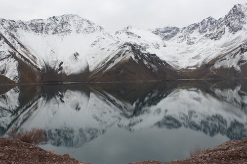 四面环山的湖泊风景摄影 · 免费素材图片