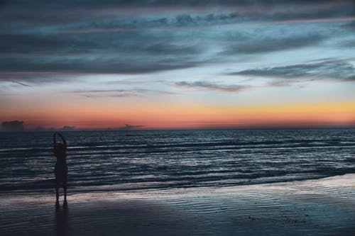 黄金时段在海边人的剪影 · 免费素材图片