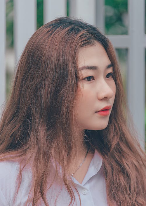 女人穿着白色纽扣衬衫和银色项链 · 免费素材图片