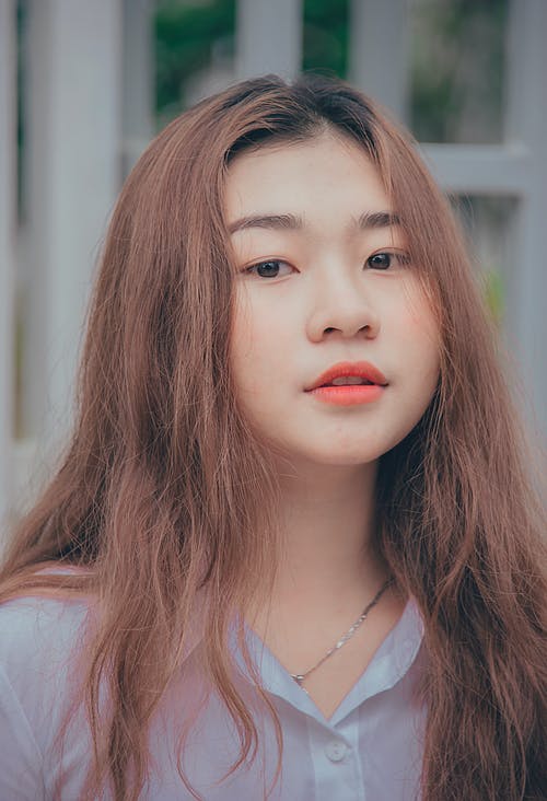 女人穿着白色纽扣领上衣 · 免费素材图片