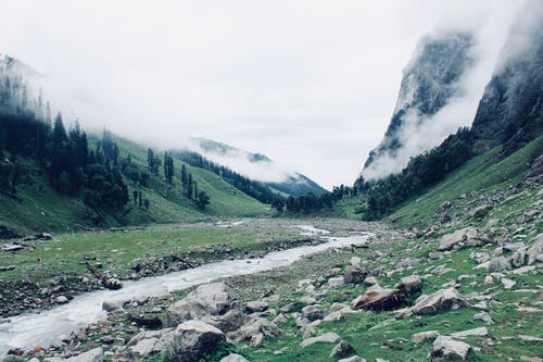 山脉与雾之间的河 · 免费素材图片