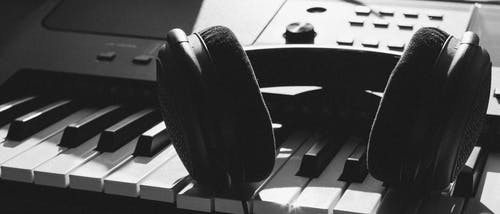 灰色电子键盘上的黑色无线耳机 · 免费素材图片