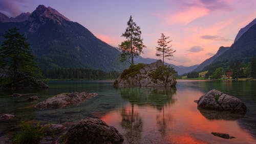 黄金时段四面环山的湖泊 · 免费素材图片