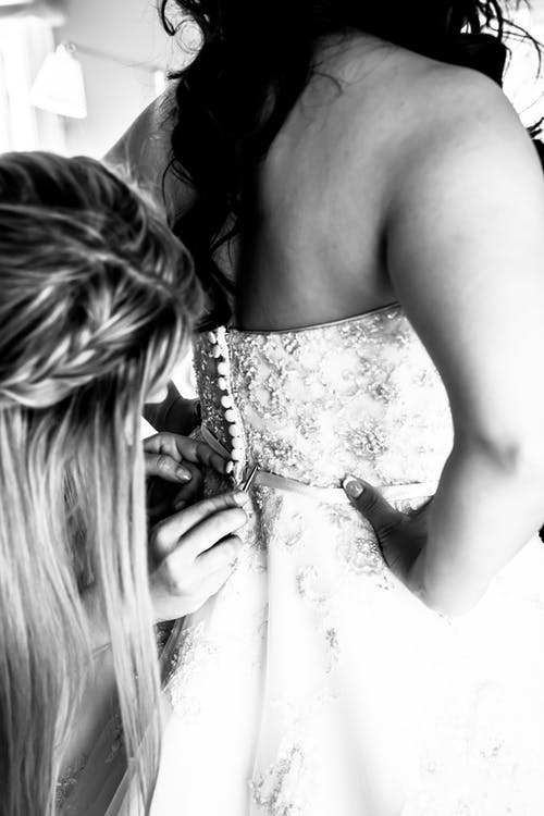 穿婚纱的女人的灰度摄影 · 免费素材图片