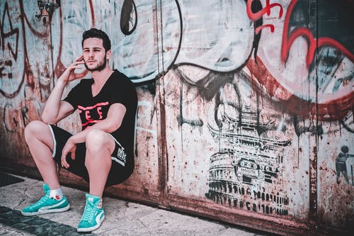 男子倚在墙上 · 免费素材图片
