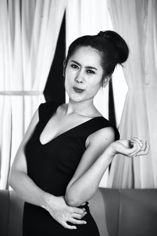 女人抱着腰站在沙发上 · 免费素材图片