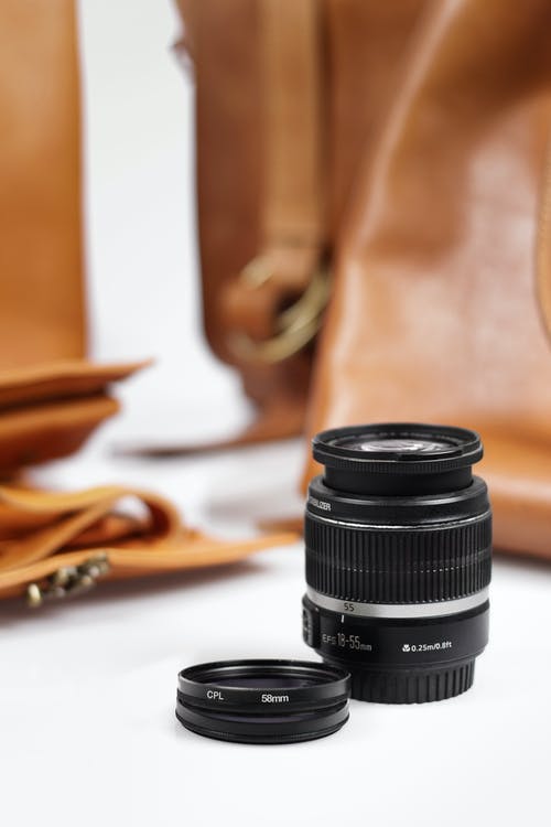 白色表面上的黑色相机镜头 · 免费素材图片