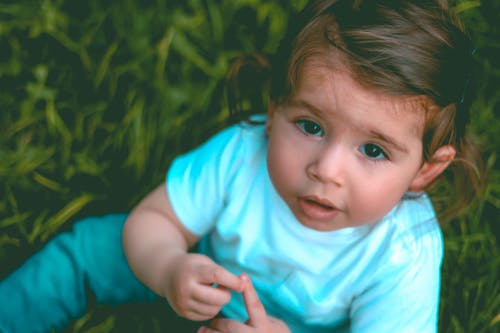 一个女婴的特写摄影 · 免费素材图片