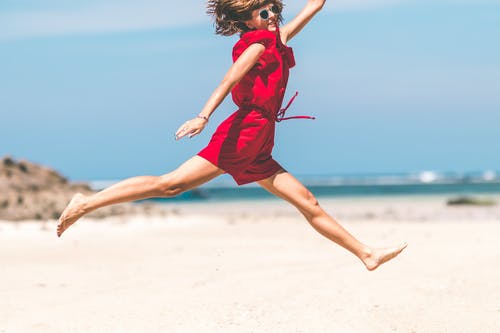 红色跳跃的女人 · 免费素材图片