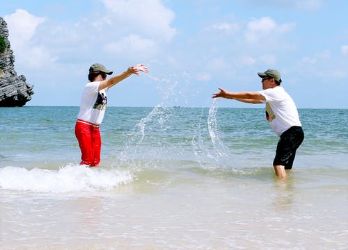 男人和女人互相泼水 · 免费素材图片
