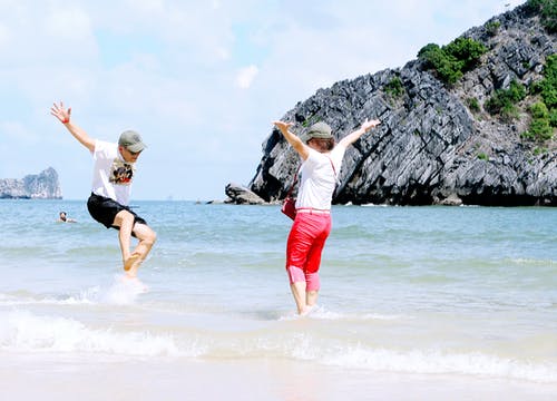 女人和男人在海边玩 · 免费素材图片