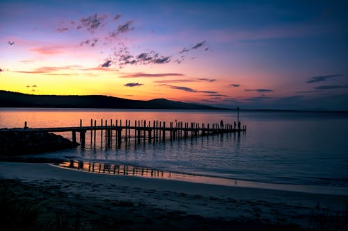西雅图在日落时在水体上的剪影 · 免费素材图片