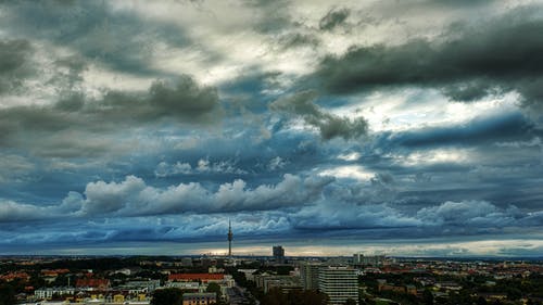 多云的天空下的城市摄影 · 免费素材图片