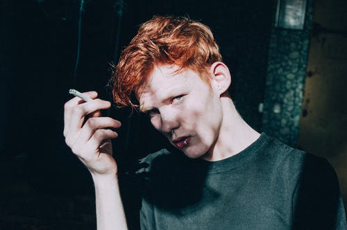 男士穿圆领t恤 · 免费素材图片