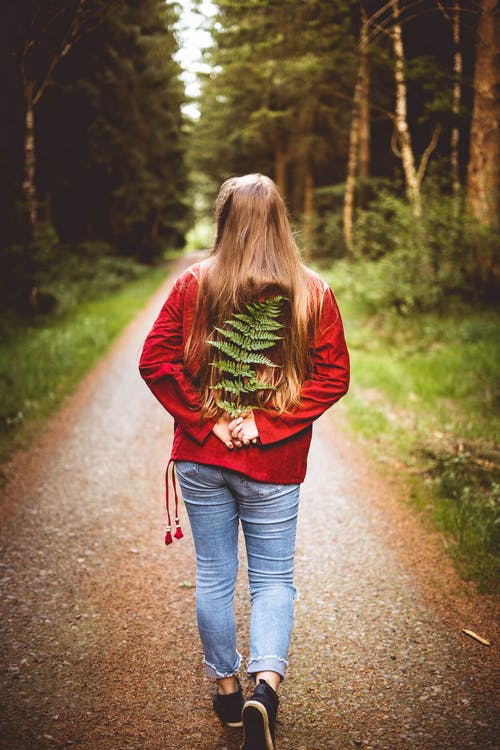 女人抱着她的背上的叶子 · 免费素材图片