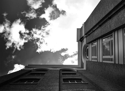 低角度建筑物的灰度摄影 · 免费素材图片