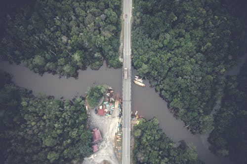 灰色混凝土桥的鸟瞰图摄影 · 免费素材图片