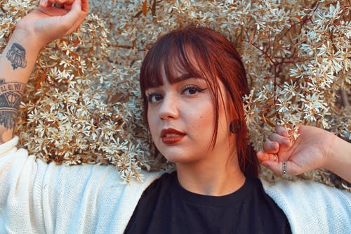 穿黑衬衫的女人的浅焦点摄影 · 免费素材图片