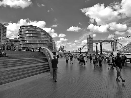 在伦敦塔桥附近行走的人的灰度照片 · 免费素材图片