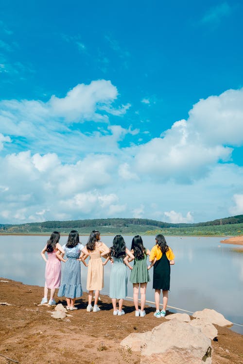 面对水的六个女人拍照 · 免费素材图片