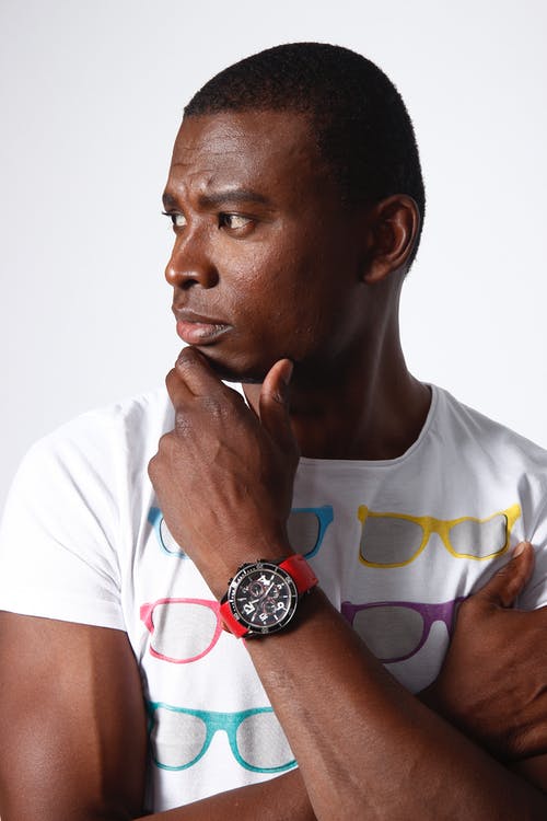 白色圆领t恤的男人 · 免费素材图片