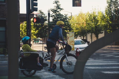 人在街上骑自行车 · 免费素材图片