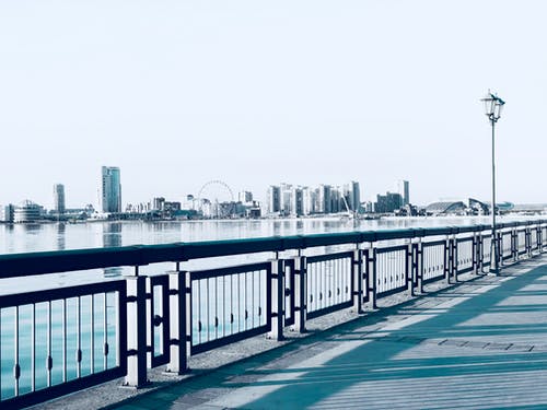 海边的黑钢栅栏 · 免费素材图片