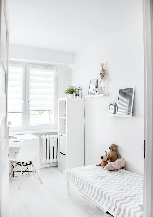 卧室内白色和灰色床垫上的毛绒玩具 · 免费素材图片