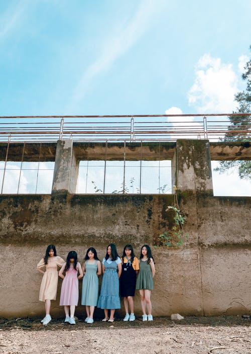 六个女孩靠在墙上 · 免费素材图片