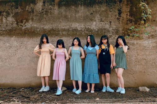 靠在墙上的六个女孩 · 免费素材图片