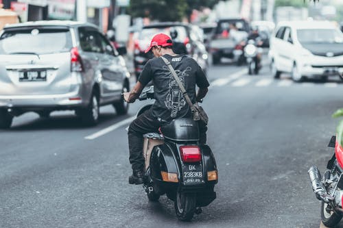 男子骑摩托车在路上的照片 · 免费素材图片