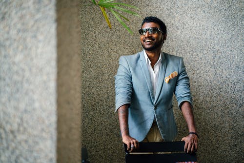 在黑色的木椅前的蓝色正式夹克的男人 · 免费素材图片